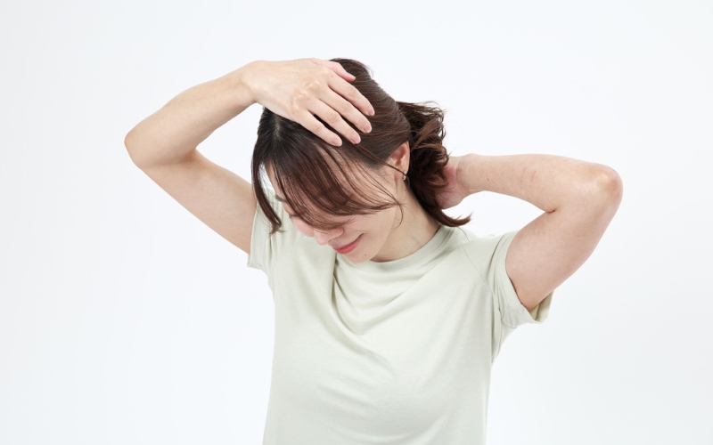 肩甲挙筋ストレッチ：手で押さえながら頭を倒す③