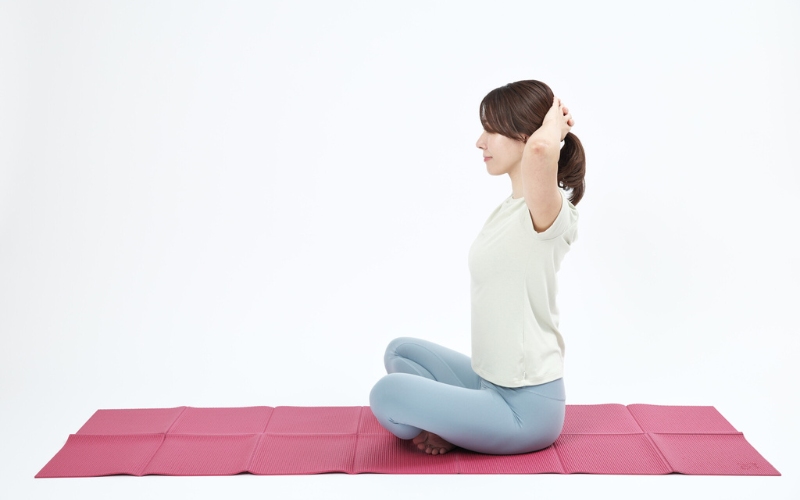 肩甲挙筋ストレッチ：頭の後ろで手を組むやり方①