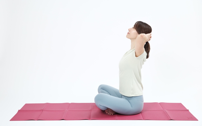 肩甲挙筋ストレッチ：頭の後ろで手を組むやり方②