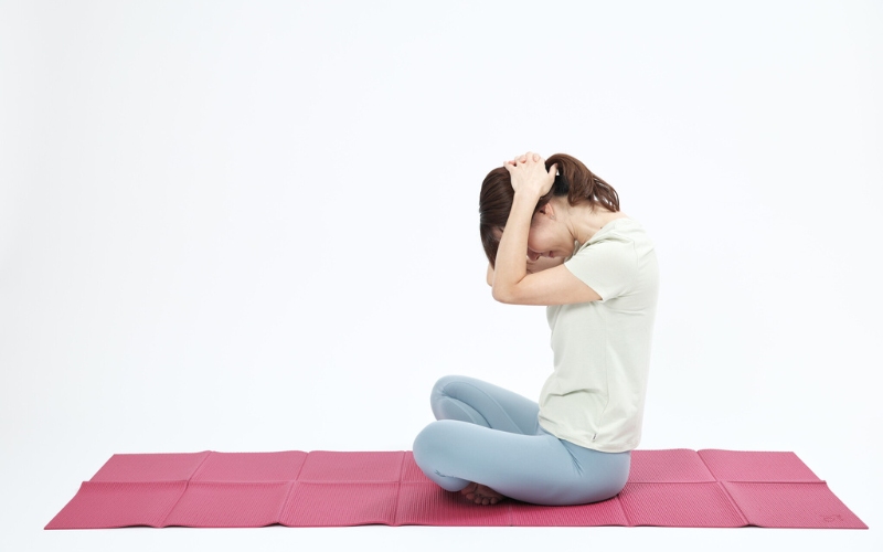 肩甲挙筋ストレッチ：頭の後ろで手を組むやり方③