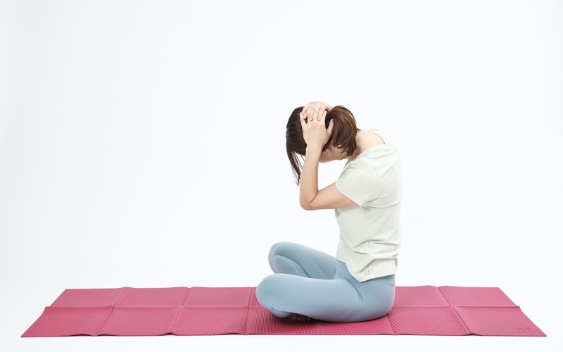 肩甲挙筋ストレッチ：頭の後ろで手を組むやり方④