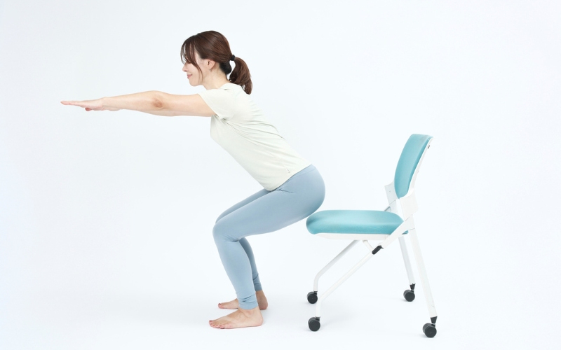 椅子を使ったスクワット②