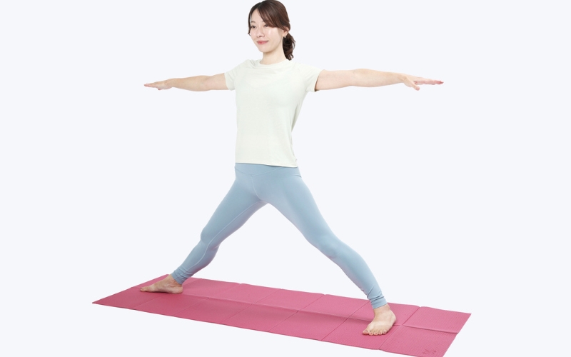 ウッティタ・トリコーナ・アーサナ①