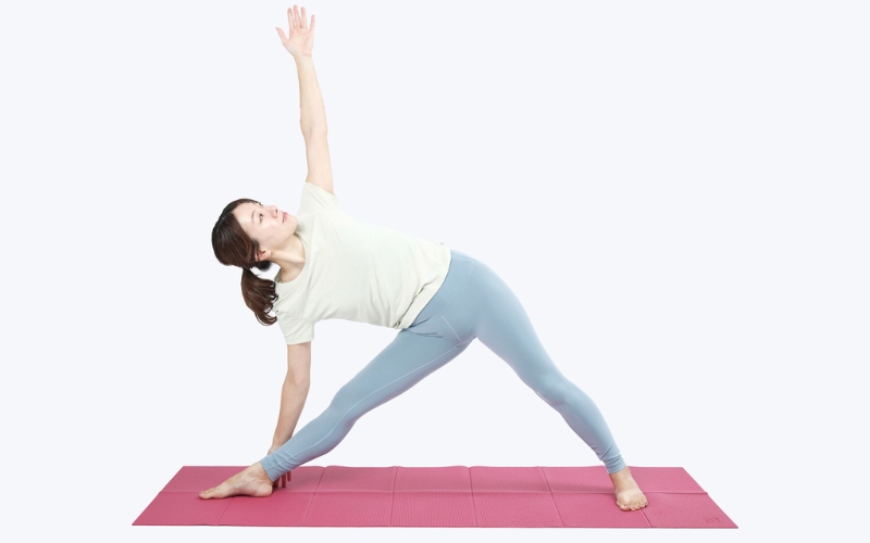 ウッティタ・トリコーナ・アーサナ③