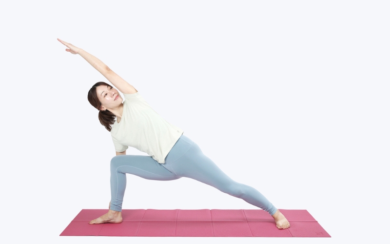 ウッティタ・パールシュヴァコーナ・アーサナ②