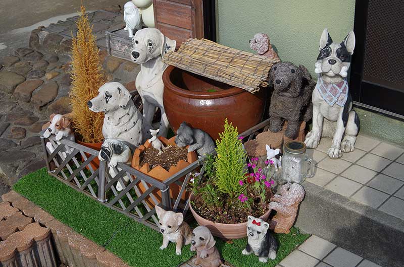 たくさんの犬の置物