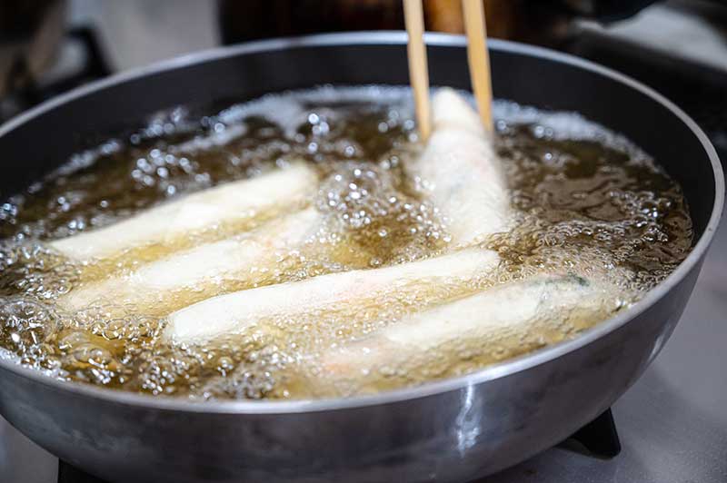 春巻きを油で揚げる様子