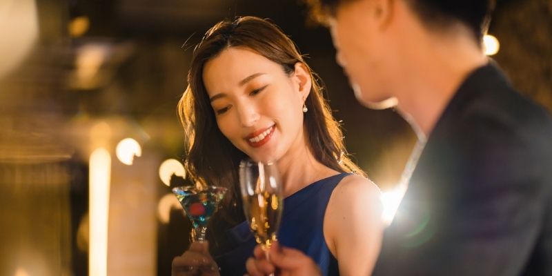 バーでお酒を飲む男女の写真