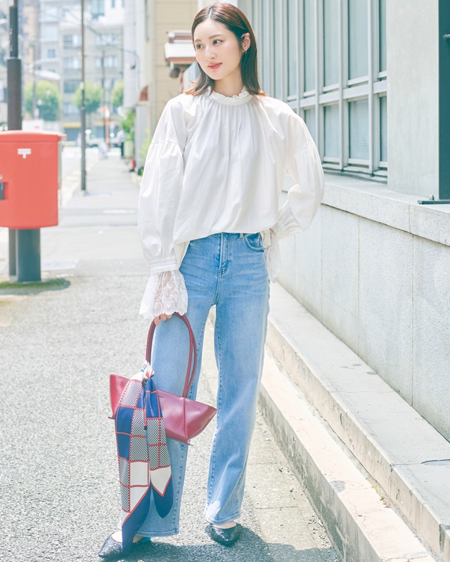 骨格ウェーブ　レースブラウス×ブルーデニムパンツ
