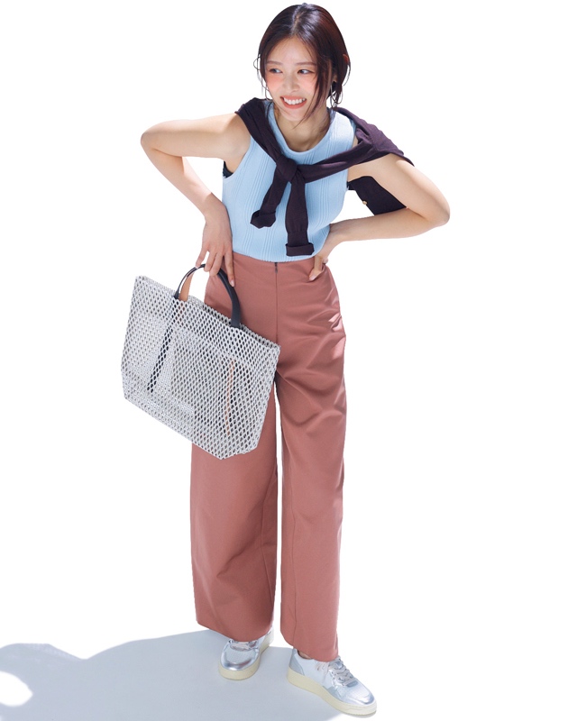 シルバースニーカーコーデ