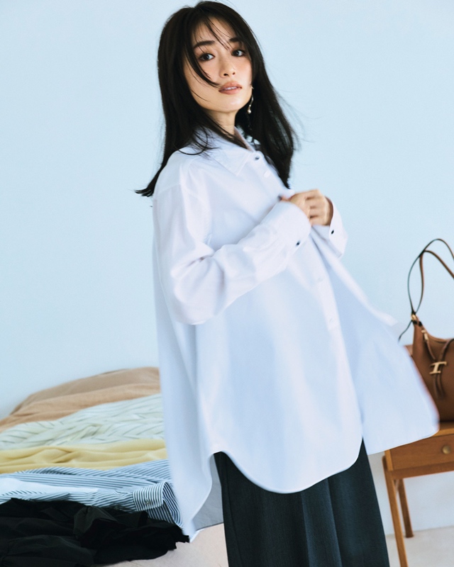 白シャツ×ワイドパンツ