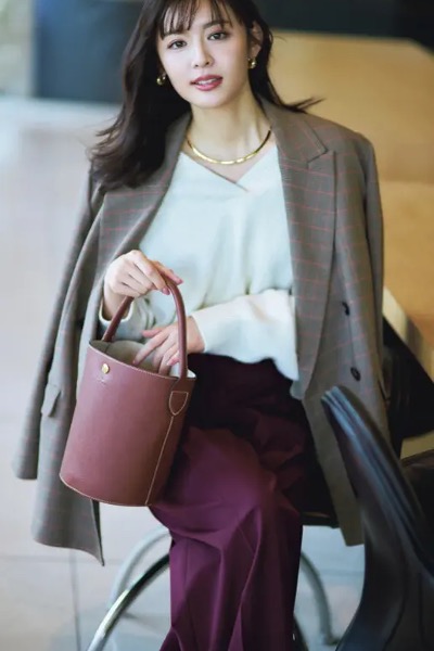 ベージュジャケット×ボルドーパンツ×白ニットコーデ