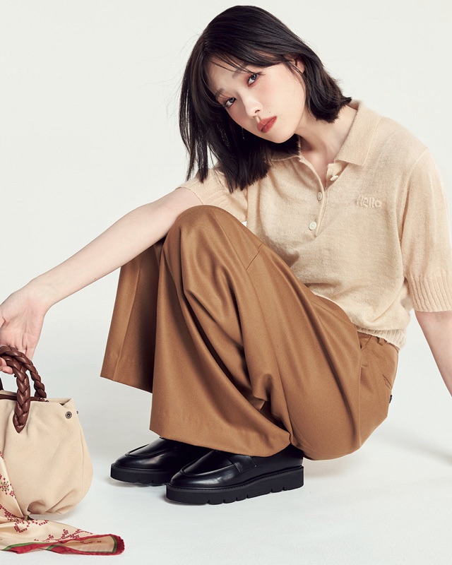 シアー素材ベージュポロニット×キャメルパンツ