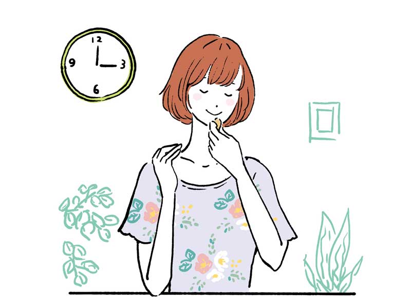 3時のおやつを食べる女性