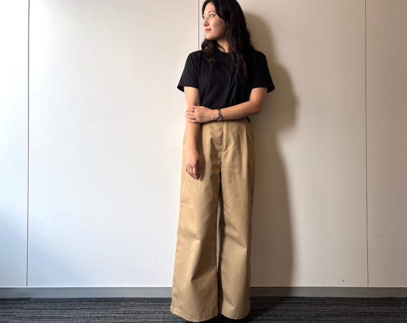 チノパンを履く女性