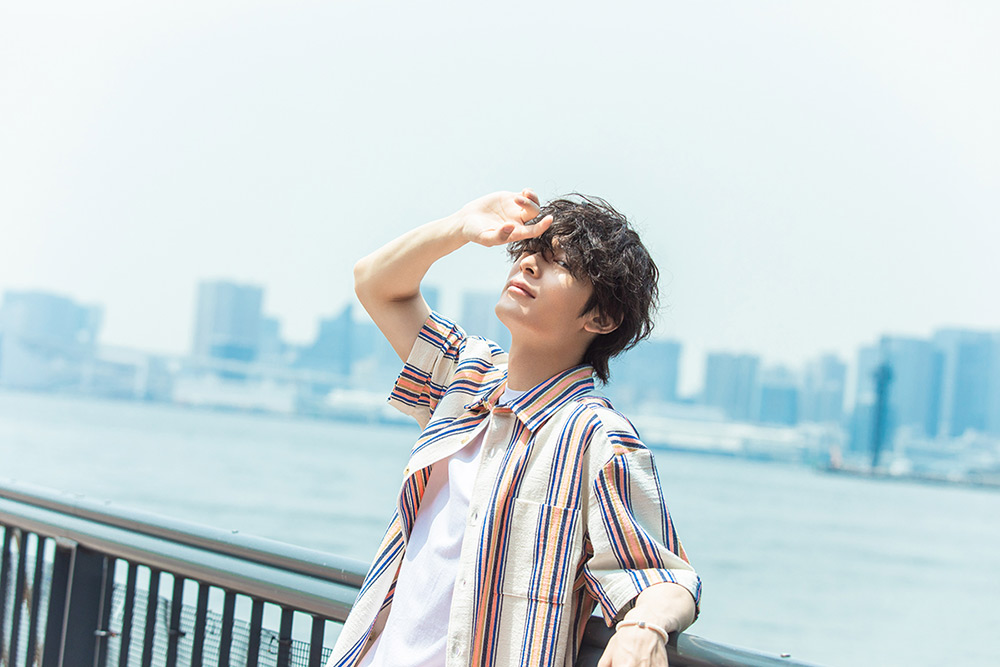 川辺に佇む塩野瑛久さん
