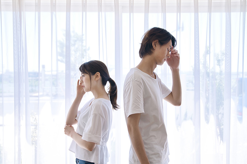 悩むカップル