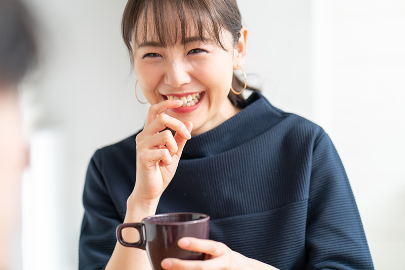 笑顔で話す女性