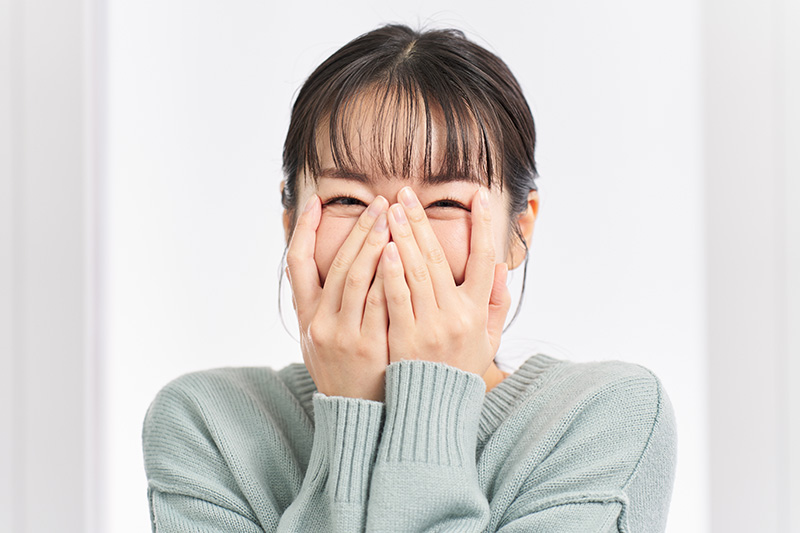 照れる女性