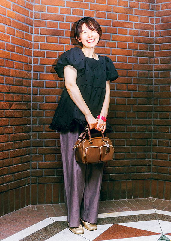 黒いブラウスの女性