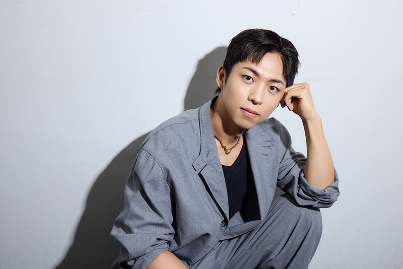 ポーズをとるチュ・ジョンヒョクさん