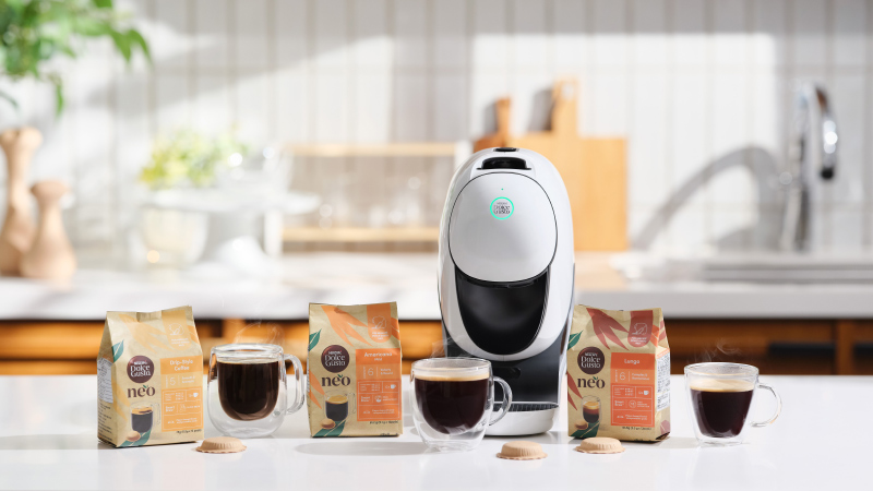 白いコーヒーメーカーとコーヒー