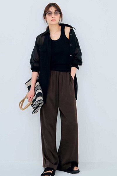 ブラウンイージーサテンパンツ×黒シャツ×タンクトップ