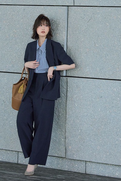 ネイビー半袖ジャケット×ネイビーパンツ×ストライプシャツ