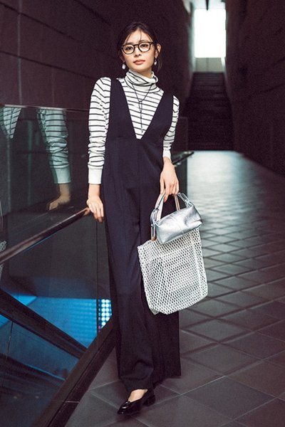 【10/11のコーデ】表情の違うふたつのバッグで、モノトーンスタイルをリズミカルに♡
