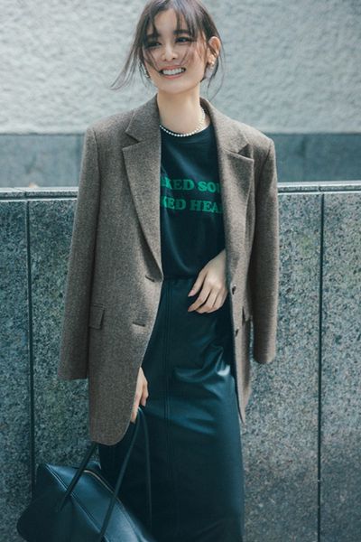 【10/23のコーデ】まろやかカラーのジャケットコーデは、ほかを黒でまとめて辛口に振り切るのが正解！