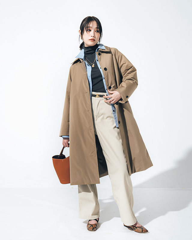 ベージュの襟付きダウンコート×ブルーシャツ×グレータートルカットソー×ライトベージュパンツコーデ