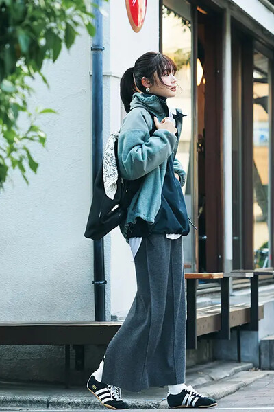 グレータイトスカート×ロープロスニーカー×ジャケット