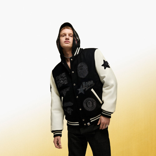 A BATHING APE®シャークフード付きバーシティージャケット着用例