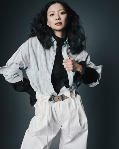 シャツとアラジンパンツを着用した女性