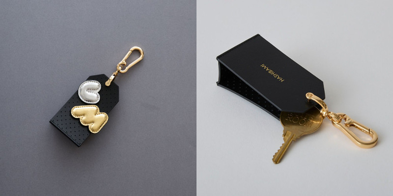 キーリングにピンズを付けた状態とキーリングの裏面