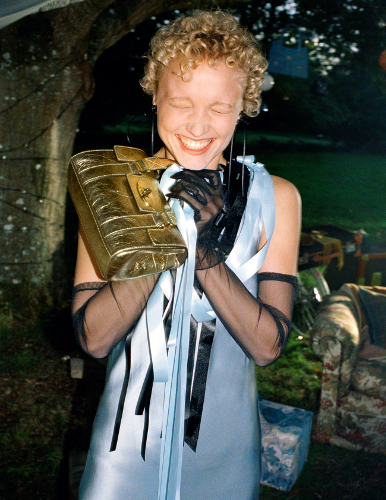 ゴールドのバッグを持った女性