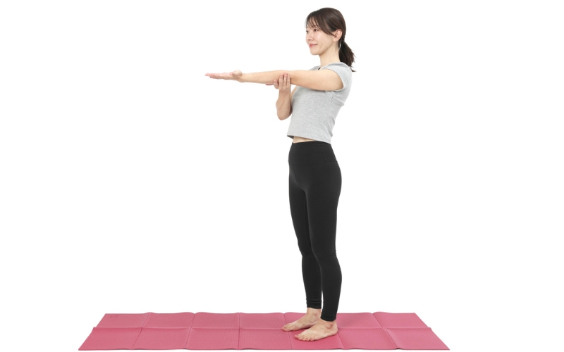 立ったまま：腕・脇の下のストレッチ①