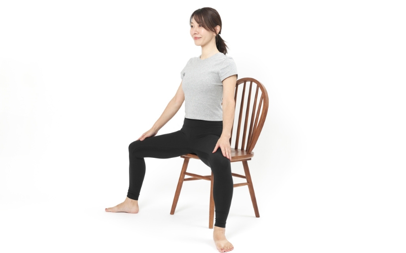 座りながら：背中・腰のストレッチ①