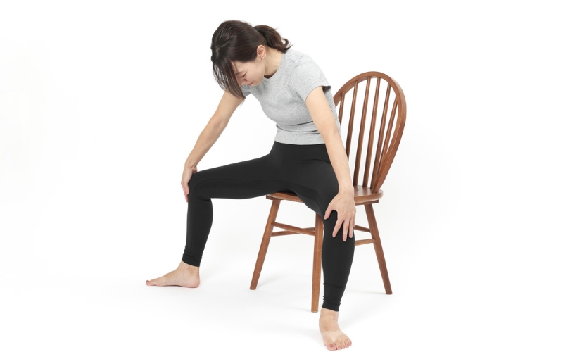 座りながら：背中・腰のストレッチ②