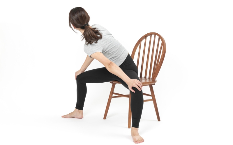 座りながら：背中・腰のストレッチ③