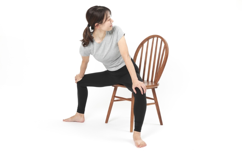 座りながら：背中・腰のストレッチ④
