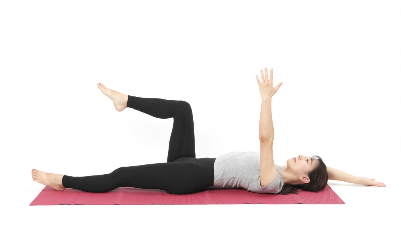 下腹の筋トレ：仰向けで腕足上げ下げ③