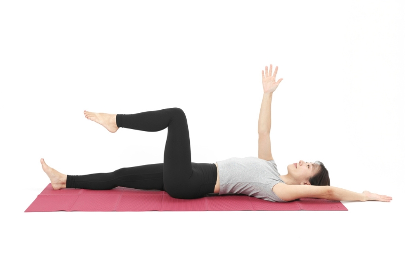 下腹の筋トレ：仰向けで腕足上げ下げ④