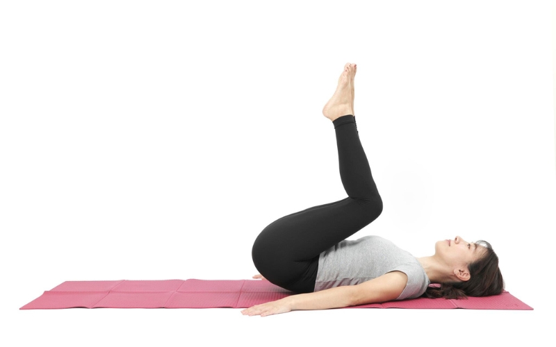 下腹の筋トレ：仰向けでひざ寄せ②