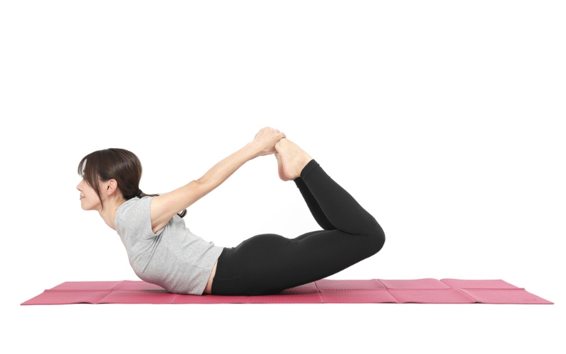 ヨガ：弓のポーズ③