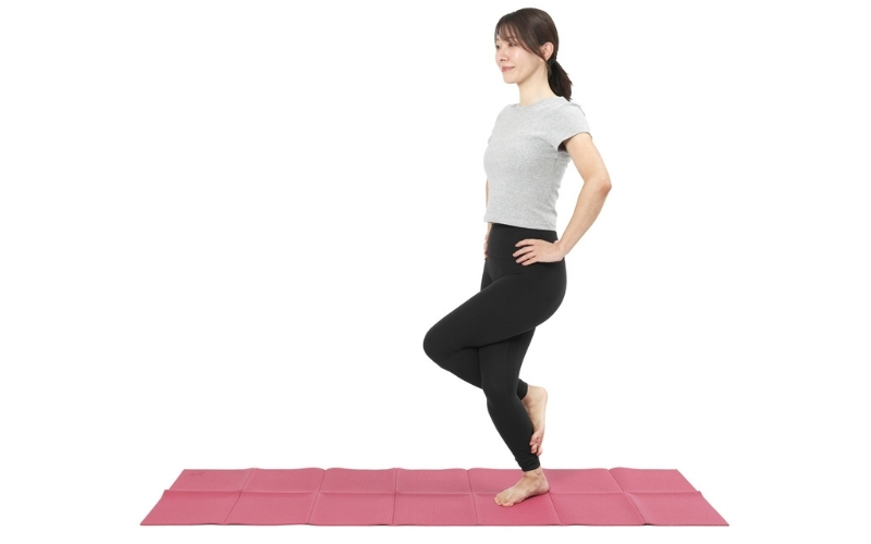 ヨガ：ワシのポーズ①