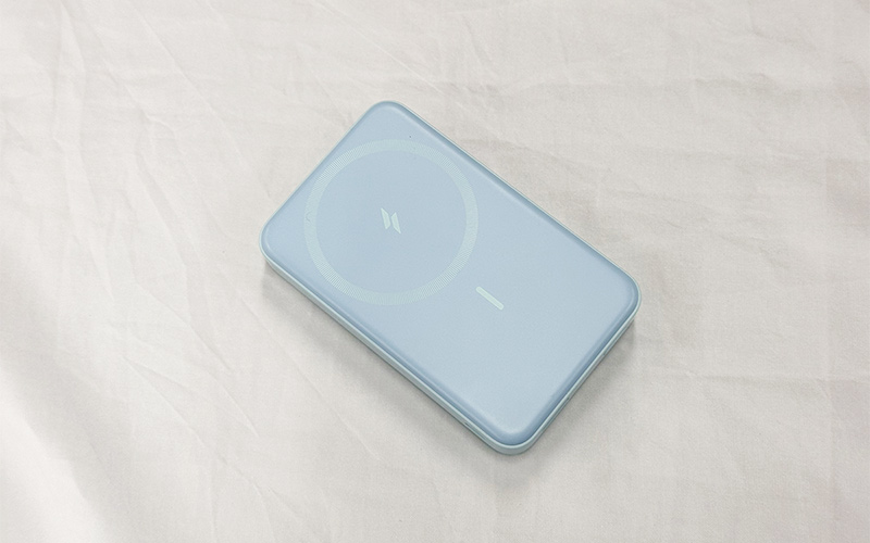 水色のモバイルバッテリー