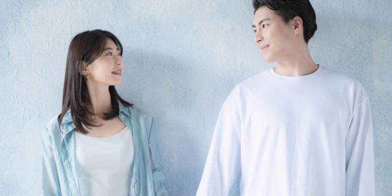 見つめ合うカップルの写真