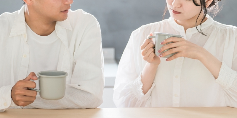 話し合うカップルの写真