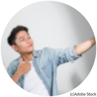 自撮りする男性の写真